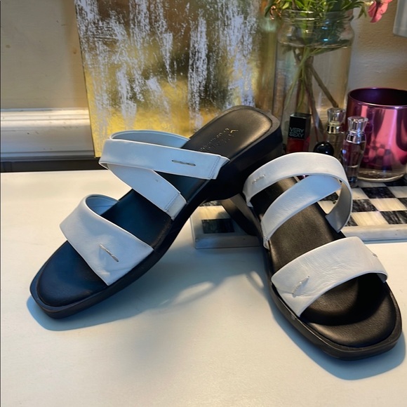 Liz Claiborne White and Black Minimalist Sandals - Picture 5 of 16
